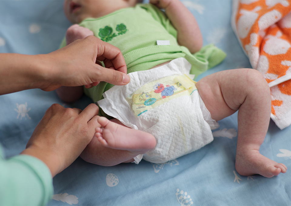 jak prawidłowo zakładać pampers osobie chodzącej