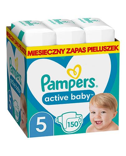 small girl in pampers